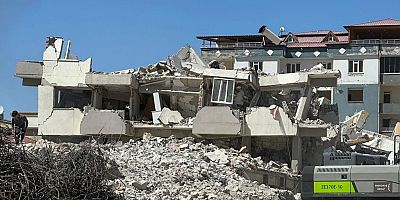 ELBİSTAN’DA ARTÇI SARSINTI HASARLI BİNAYI YIKTI