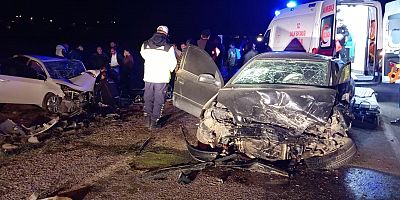 bilinmeyen bir nedenle iki otomobilin kafa kafaya çarpışması sonucu 1 kişi ağır yaralandı.
