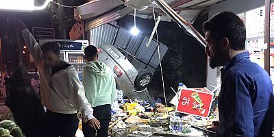 ELBİSTAN’DA OTOMOBİL MARKETE DALDI: 3 YARALI