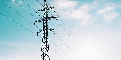 Kahramanmaraş’ın Elbistan ilçesinde elektrik akımına kapılan 20 yaşındaki kamyon şoförü hayatını kaybetti.