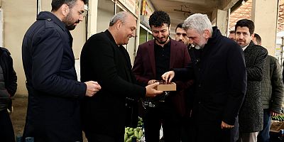 sahadaki çalışmalarıyla her yaştan vatandaşın sevgisini kazanıyor. Mahalle mahalle dolaşarak