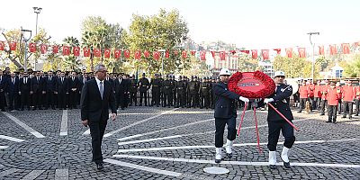 Gazi Mustafa Kemal Atatürk’ün vefatının 85. yıl dönümünde düzenlenen anma törenine katılan Başkan Hayrettin Güngör