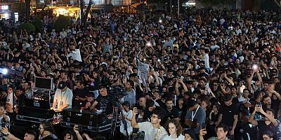 Geleneksel Ağustos Fuarı’nın ilk günü Türk rap müziğinin efsane ismi Ceza’nın konseriyle taçlandı. Binlerce kişinin katıldığı konserde Ceza