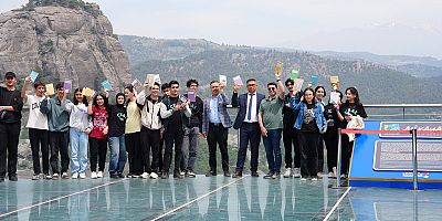 Kahramanmaraş Büyükşehir Belediyesinin 5. Uluslararası Şiir ve Edebiyat Günleri kapsamında Ali Kayası Cam Teras’ta açık hava kitap okuma etkinliği gerçekleştirildi. Gençler