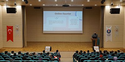 Kahramanmaraş Büyükşehir Belediyesinin düzenlediği konferansta gençlerle bir araya gelen yazar Gökhan Ergür; madde