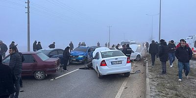 Kahramanmaraş’ın Göksun ilçesinde yoğun sis nedeniyle 22 aracın karıştığı zincirleme trafik kazalarında 15 kişi yaralandı.
