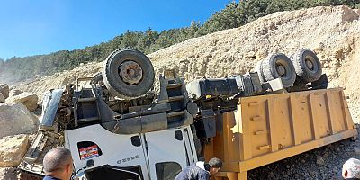 GÖKSUN’DA HAFRİYAT KAMYONU DEVRİLDİ: 1 YARALI