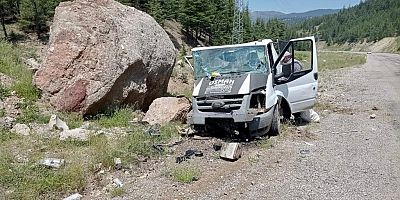 GÖKSUN’DA KAMYONET KAYAYA ÇARPTI: 1 YARALI