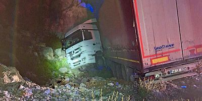 Kahramanmaraş’ın Göksun ilçesinde sürücüsü kontrolünü kaybettiği tırla dağ yamacında bulunan kayalıklara çarpması sonucu yaralandı.