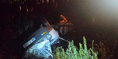 GÖKSUN’NDA BARİYERLERE ÇARPAN OTOMOBİL TAKLA ATTI: 2 YARALI