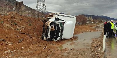 GÖKSUN’DA KAMYONET DEVRİLDİ: 1 YARALI