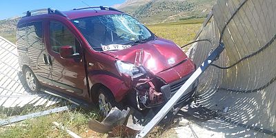 HAFİF TİCARİ ARAÇ RÜZGAR KESİCİSİNE ÇARPTI: 1 YARALI