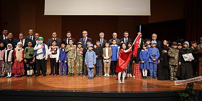 Turan İlkokulu tarafından gerçekleştirilen “Her Şehide Bir İlmek” projesinin sonuç sunumu ve “Biz Çanakkaleyiz” adlı tiyatro gösterisine katılan Başkan Güngör