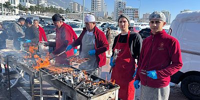 HG HOSPİTAL’DA YÜZLERCE KİŞİYE SUCUK EKMEK İKRAMI