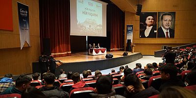 “HÜR YAŞADIM, HÜR YAŞARIM” KONFERANSI GENÇLERİ MİLLÎ MÜCADELE RUHU İLE BULUŞTURDU