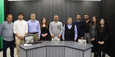 İBRAHİM DİZLEK VE ARSLAN DEVEBOYNU’NDAN SANAT MESAJI

Sanat ve müzik dünyasının değerli isimlerinden Sanatçı-Söz yazarı İbrahim Dizlek ve DEKA Müzik Firma Yöneticisi Arslan Deveboynu