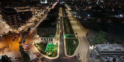 KAHRAMANMARAŞ BÜYÜKŞEHİR ASFALT MESAİSİNİ GECE GÜNDÜZ SÜRDÜRÜYOR
