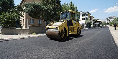 KAHRAMANMARAŞ BÜYÜKŞEHİR BU HAFTA 22 FARKLI NOKTADA ASFALT MESAİSİNDE