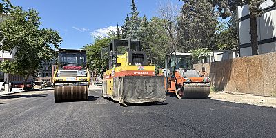 KAHRAMANMARAŞ BÜYÜKŞEHİR, CAHİT ZARİFOĞLU CADDESİ’NDE ASFALT SERİMİNE BAŞLADI