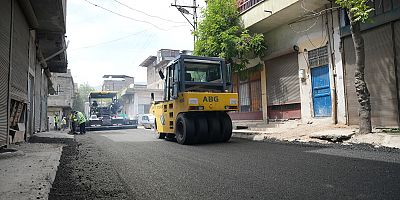 KAHRAMANMARAŞ BÜYÜKŞEHİR’DEN, DULKADİROĞLU MENDERES MAHALLESİ’NDE KESİNTİSİZ ASFALT MESAİSİ