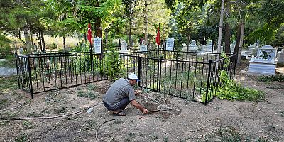 KAHRAMANMARAŞ BÜYÜKŞEHİR’DEN ELBİSTAN’DAKİ MEZARLIKLARA TİTİZ BAKIM