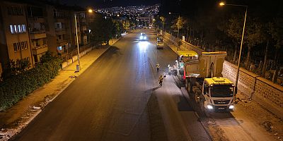 KAHRAMANMARAŞ BÜYÜKŞEHİR’DEN GİRNE CADDESİ’NDE GECE ASFALT MESAİSİ