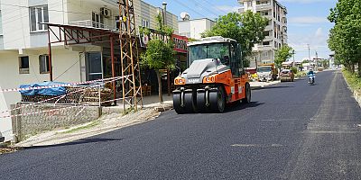 KAHRAMANMARAŞ BÜYÜKŞEHİR, DULKADİROĞLU’NDA ŞEYH ŞAMİL VE VEZİR HOCA BULVARLARINI SICAK ASFALTLA BULUŞTURUYOR