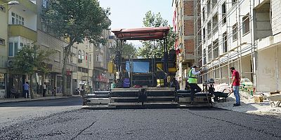 KAHRAMANMARAŞ BÜYÜKŞEHİR, DULKADİROĞLU’NDA SOKAK SOKAK ASFALT MESAİSİNİ SÜRDÜRÜYOR