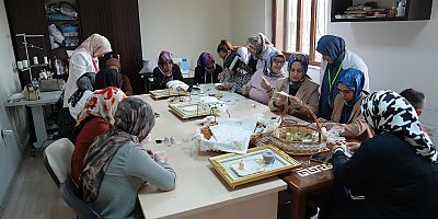 KAHRAMANMARAŞ BÜYÜKŞEHİR’İN GERİ DÖNÜŞÜM ATÖLYESİNDE KADIN EMEĞİ GÖZ DOLDURDU