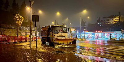 KAHRAMANMARAŞ BÜYÜKŞEHİR KAR ALARMINDA; EKİPLER GECE BOYUNCA SAHADA