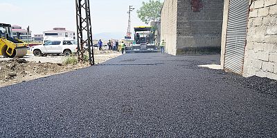 KAHRAMANMARAŞ BÜYÜKŞEHİR, MENDERES MAHALLESİ’NDE SICAK ASFALT SERİMİNE BAŞLADI