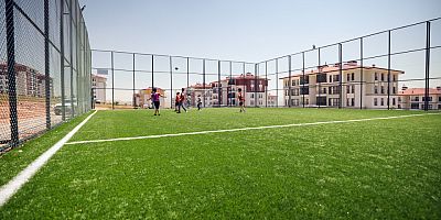 KAHRAMANMARAŞ BÜYÜKŞEHİR, ŞEHRİN DÖRT BİR YANINI SPOR ALANLARIYLA DONATIYOR; 31 YENİ HALI SAHA HİZMETE ALINDI