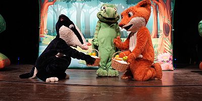 KAHRAMANMARAŞ BÜYÜKŞEHİR, “SEVİMLİ DİNOZOR DOBİZOR” İLE MİNİKLERİ SANATLA BULUŞTURDU