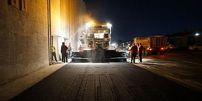 KAHRAMANMARAŞ BÜYÜKŞEHİR, TOPTANCILAR SİTESİNDE ASFALT MESAİSİNİ GECE GÜNDÜZ SÜRDÜRÜYOR