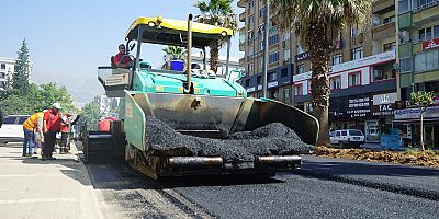 KAHRAMANMARAŞ BÜYÜKŞEHİR, TRABZON BULVARI’NDA SON KAT ASFALT SERİMİNE BAŞLADI
