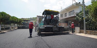 KAHRAMANMARAŞ BÜYÜKŞEHİR, TÜRKOĞLU DEREBAŞI SOKAK’TA SICAK ASFALT SERİMİNE BAŞLADI