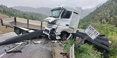 KAHRAMANMARAŞ-GÖKSUN YOLUNDA İKİ TIR ÇARPIŞTI: 1 YARALI