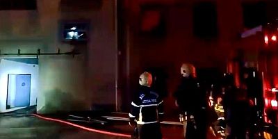 KAHRAMANMARAŞ’TA AĞIR HASARLI BİNADA YANGIN