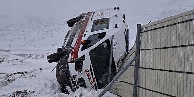 Kahramanmaraş’ta hasta ihbarı için yola çıkan ambulansın devrilmesi sonucu 3 kişi yaralandı.