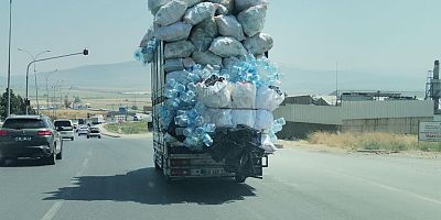 KAHRAMANMARAŞ’TA AŞIRI YÜKLÜ KAMYON KORKUTTU