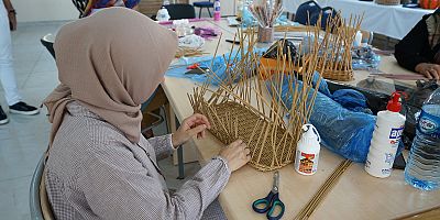KAHRAMANMARAŞ’TA ATIK MALZEMELER KADINLARIN ELİNDE SANAT ESERİNE DÖNÜŞÜYOR