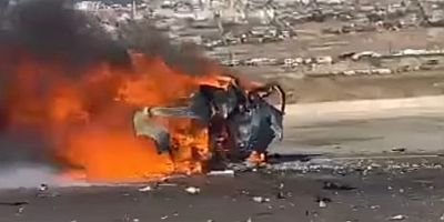KAHRAMANMARAŞ’TA AYDINLATMA DİREĞİNE ÇARPAN OTOMOBİL YANDI SÜRÜCÜSÜ ÖLDÜ