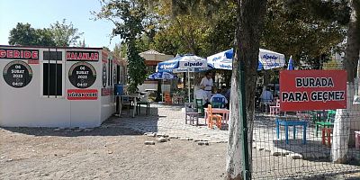 Kahramanmaraş’ta yaşanan asrın felaketi sonrası yeniden işletmesini açan bir kişi