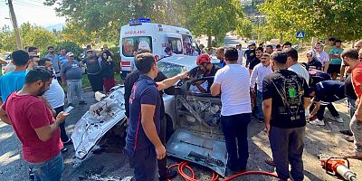 Kahramanmaraş’ta yaşanan trafik kazası sonrası hurdaya dönen otomobilden sürücü yaralı kurtuldu.
