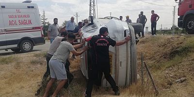 Kahramanmaraş’ta saman yüklü tıra çarpan cip takla attı