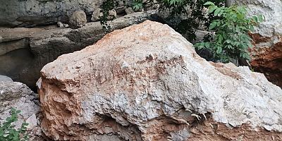 KAHRAMANMARAŞ'TA DAĞDAN DÜŞEN DEV KAYALAR MAĞARANIN AĞZINI KAPATTI
