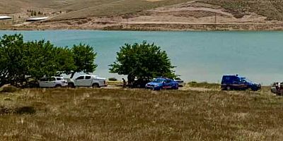 Kahramanmaraş’ın Elbistan ilçesinde sulama göletine düşen otomobilde 2 kişinin olduğu ihbarı kurtarma ekiplerini harekete geçirdi.