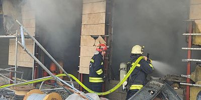 Kahramanmaraş’ta bir depoda çıkan yangın kısa süreli paniğe neden oldu.