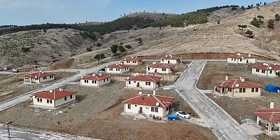 KAHRAMANMARAŞ’TA DEPREMZEDELER TEVEKKELİ KÖY EVLERİNE YERLEŞTİRİLDİ