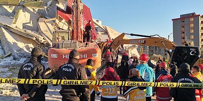 KAHRAMANMARAŞ’TA ENKAZIN ALTINA KALAN OPERATÖRÜN CANSIZ BEDENİNE ULAŞILDI